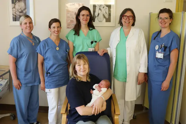 Katharina Heider, Leitende Hebamme Iris Burger,
Katharina Grundböck, Ärztliche Standortleiterin Ingrid Geiss und Hebamme
Laura Wagner mit der glücklichen Mutter Julia Feuchtl und der kleinen Hannah | Foto: LK Lilienfeld