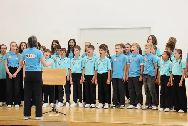 Ein einfaches Ständchen von Schülerinnen und Schülern gab vor 50 Jahren den endgültigen Anstoß für die Gründung des Musikschwerpunkts an Mittelschulen.
Im Bild: Die Musikmittelschule Lamprechtshausen bei ihrem Auftritt. | Foto: Neumayr