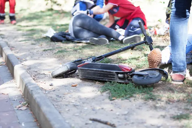 Zwei Teenager mit E-Scooter schwer verunglückt