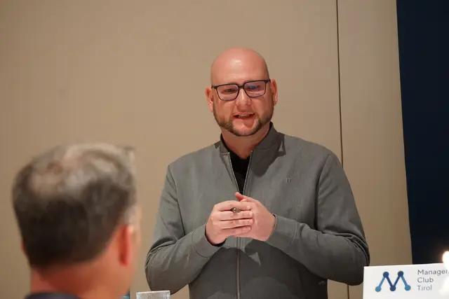 Patrick Taxacher sprach beim Treffen des Management Club Innsbruck über die Arbeit und regionale Vernetzung des Tiroler Wirtschaftsbundes. Dabei betonte er die Bedeutung des Austauschs mit Unternehmerinnen und Unternehmern in den Tiroler Ortsgruppen. | Foto: MeinBezirk/sprenger