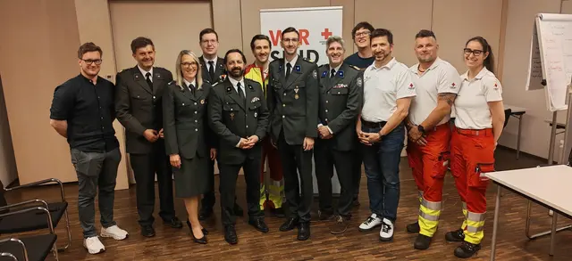 Tim Serno, Bezirksgeschäftsleiter Gerhard Koller, Barbara Rapatz, Bezirksrettungskommandant Kevin Roschmann, Präsident Martin Pirz, Klaus Hornbogner, Dominik Zwillak, Zweiter Vizepräsident Gerold Taschek, Johannes Pfeifenberger, Martin Potocnik, Martin Wurm, Lisa Schildberger | Foto: Rotes Kreuz Kärnten/Anton Santer
