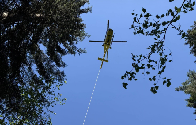 Der Verunfallte wurde durch den Rettungshubschrauber mittels Seilbergung geborgen und ins Krankenhaus gebracht.  | Foto: Bergrettung Villach