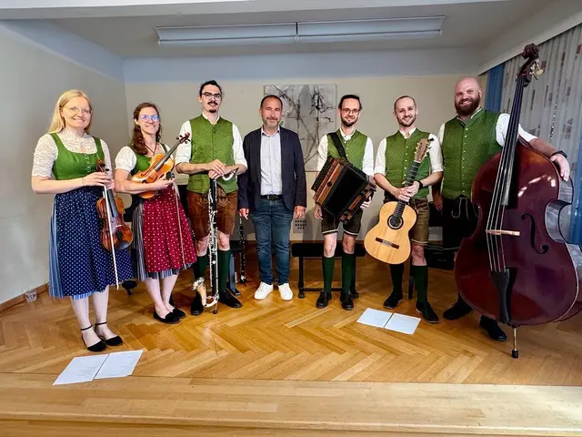 "G‘strichn vui" machte Stimmung in der Musikschule Großpetersdorf. Auch Bürgermeister Harald Kahr (Mitte) zeigte sich begeistert. | Foto: Johann Farkas