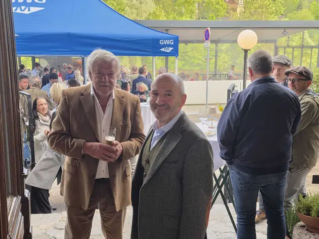 Baderhaus-Besitzer Edmund Liendl und der stolze Vater  und Gastronom Franz Friessnegg | Foto: Andrea Stelzer