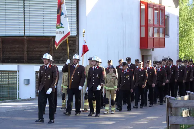 Feierlicher Einmarsch der Feuerwehr Baumkirchen in die Pfarrkirche zur Florianifeier am 9. Mai 2026. | Foto: Christoph Waldner