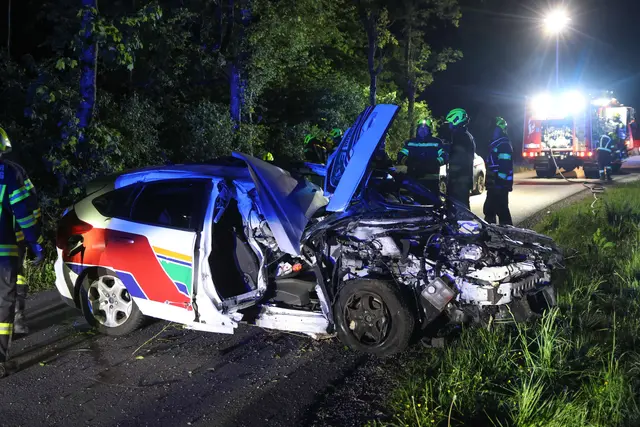 Ein Auto kam in Steinerkirchen an der Traun von der Fahrbahn ab und prallte gegen mehrere Bäume. | Foto: laumat.at