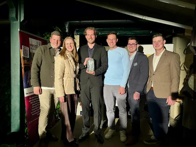 Am Ende ging der Titel „Weintalent des Jahres 2026“ an Martin Heinzl (Mitte) aus Deinzendorf im Bezirk Hollabrunn. | Foto: Markus Kahrer