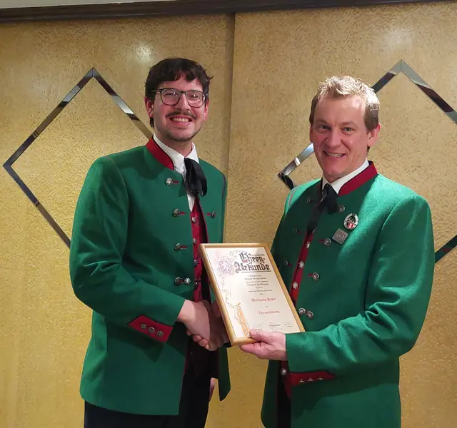 Wolfgang Papst (r.) übergibt an seinen Nachfolger Michael Stockinger. | Foto: Marktmusik Wolfsegg