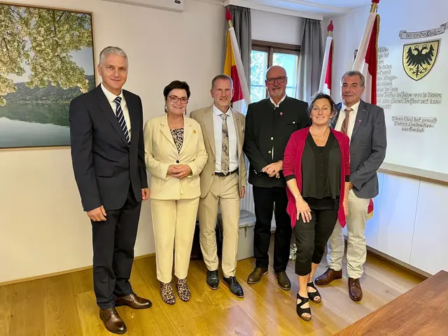 Von links: Bezirkshauptmann Villach-Land Bernd Riepan, LR.in Beate Prettner, der neue Bgm. Andreas Fillei, Vorgänger Klaus Glanznig, GV.in Gerda Burian und Vizebgm. Christof Seymann | Foto: SPÖ Kärnten