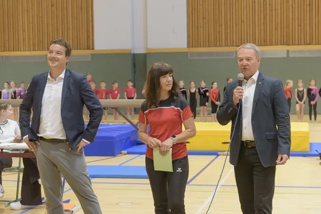 Sichtlich erfreut über die erfolgreichen Stadtmeisterschaften: Obmann Ernst Komarek, Gerti Krapesch und der St. Veiter Gemeinderat Horst Maier | Foto: Turnverein St. Veit/Glan