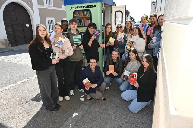 Schüler der SWT Mödling gestalteten die neue Bücherzelle in Gumpoldskirchen. | Foto: Pohl