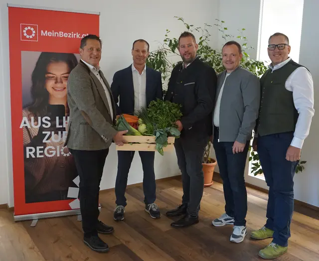 Vertreter des Vereins der Tiroler Gemüsebauern überreichten eine Gemüsekiste mit saisonalen und regionalen Produkten an MeinBezirk Tirol. Im Bild von links: Stefan Müßigang, Geschäftsführer Thomas Zerlauth, Christof Appler, Romed Giner jun. und Ulrich Jakob Zeni.