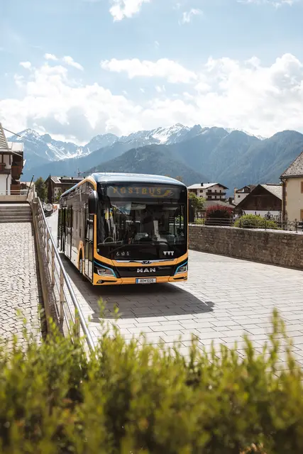 Der Wanderbus am Sonnenplateau nimmt wieder Fahrt auf. | Foto: Roman Huber