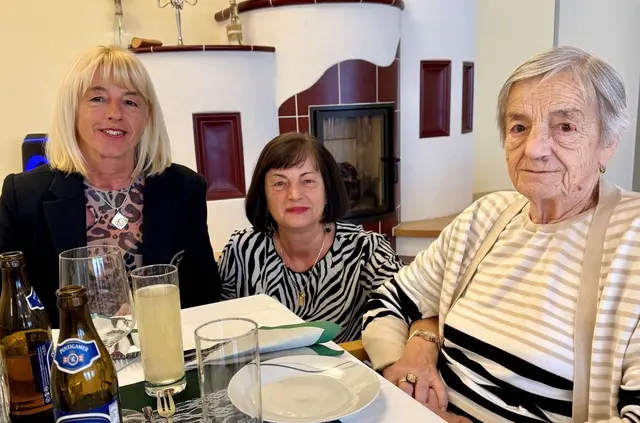 Bewohnerin Maria Theisel mit ihren beiden Töchtern Irmgard und Marianne beim stimmungsvollen Abend