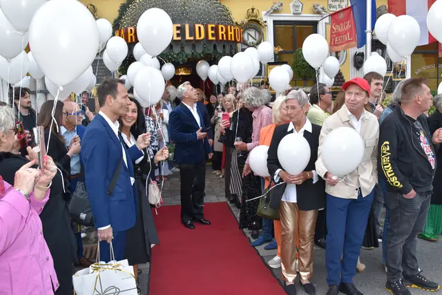 An die hundert Gäste warteten geduldig vor dem Eingang.  | Foto: Patricia Hillinger/MeinBezirk