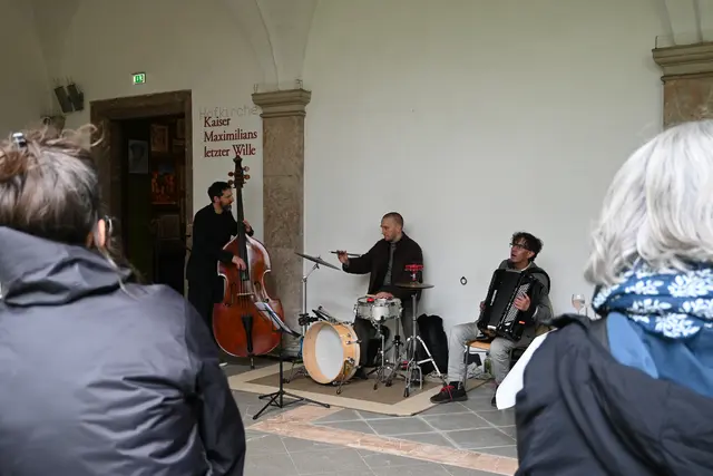 Musikalische Einstimmung vor der Lesung zu "Innsbruck liest" vom Trio Peer/Singer/Yannilos. | Foto: Königer