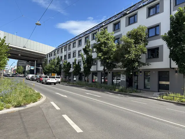 Der bereits umgestaltete Abschnitt auf Höhe der Litfaßstraße gibt einen Ausblick auf das neue Erscheinungsbild der Hauptstraße.  | Foto: Luca Arztmann/MeinBezirk