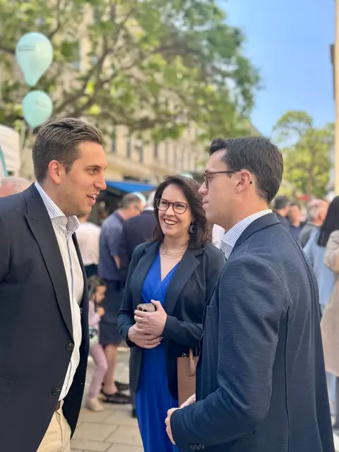 Staatssekretär Alexander Pröll und Bezirksvorsteherin-Stellvertreter Oliver Möllner (v.l., beide ÖVP) am Europafest am Kutschkermarkt. | Foto: Volkspartei Währing