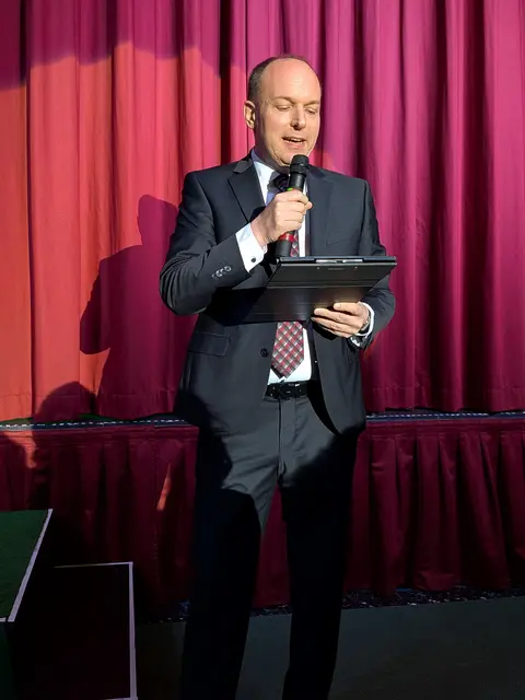 Herzliche Begrüßung durch MS 2-Direktor Klaus Wechselberger