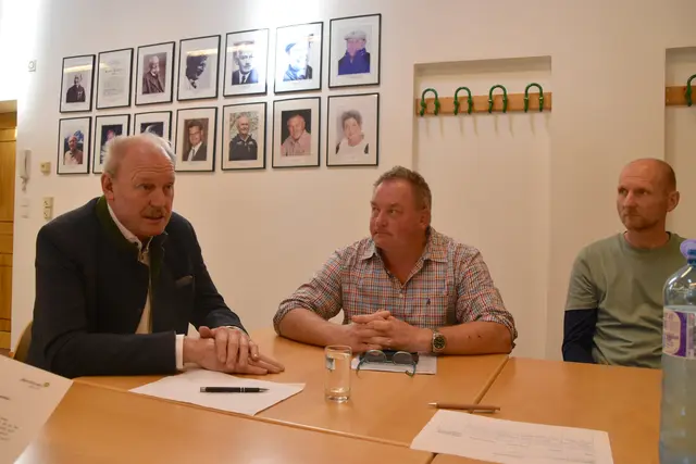 "Das ist ein Schlag, der vor rund zehn Jahren gemacht wurde. Die Naturverjüngung hat sich nicht eingestellt – nun muss mit dieser Aktion nachgeholfen werden", erklärt der Ebbser Bürgermeister Josef Ritzer (li.).   | Foto: Barbara Fluckinger