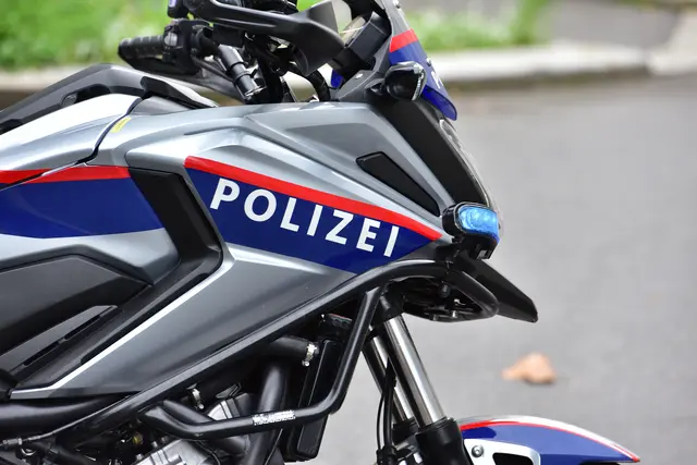 Der verletzte Polizist wurde ins Krankenhaus gebracht. (Symbolfoto) | Foto: stock.adobe.com/at/ Spitzi-Foto 