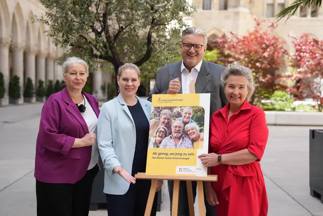 "Mit der laufenden Weiterentwicklung des Leistungsangebotes und der Ausbildungsoffensive Pflege Zukunft Wien leisten wir schon heute einen wichtigen Beitrag zur Pflege der Senior:innen von morgen“, unterstreicht Susanne Winkler, FSW-Geschäftsführerin (2. v. l.) | Foto: Sade Jerabek/MeinBezirk