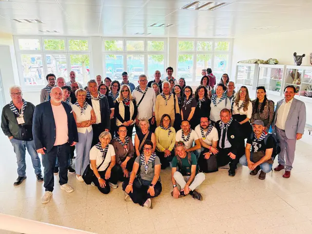 Mit sichtlichem Stolz führten VBgm. Michaela Traxler (2.v.l, 1. Reihe stehend) und das  engagierte Team der Bewusstseinsregion ihre Internationalen Gäste aus 5 Ländern durch Aktivpark und MS St. Georgen. | Foto: Dorfer