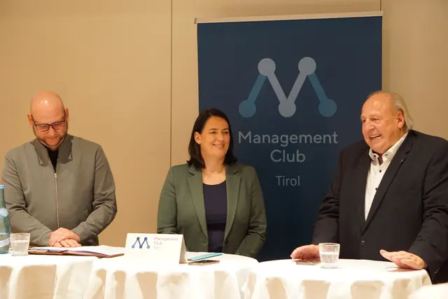 JCI-Senator Helmut Lutz begrüßte Barbara Thaler und Patrick Taxacher beim Treffen des Management Club Innsbruck in Innsbruck. Im Mittelpunkt der Veranstaltung standen aktuelle wirtschaftliche Herausforderungen sowie der Austausch mit Vertreterinnen und Vertretern aus Politik und Wirtschaft. | Foto: MeinBezirk/sprenger