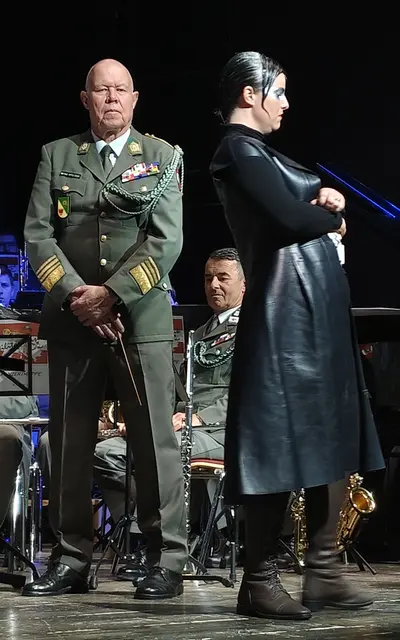 Oberst Hannes Apfolterer von der Militärmusik Tirol war Dirigent und in ausgewählten Szenen im Dialog mit Elisabeth de Roo auf der Bühne. | Foto: Tatschl