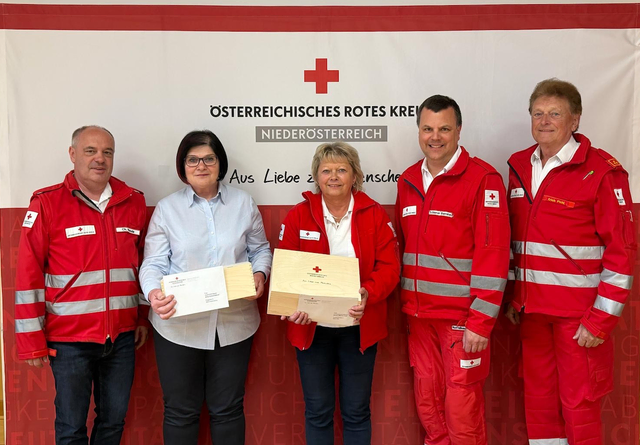 Bezirksstellenleiter Christian Hrauda, Bezirksstellengeschäftsführer Bernhard Schierer und Erich Pichl gratulieren Silvia Schmalzbauer und Aloisia Mlejnek herzlich zum Geburtstag. | Foto: Rotes Kreuz Waidhofen/Thaya