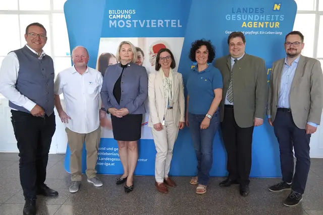 Bürgermeister Christian Haberhauer, Hochschul-Dozent USTP St. Pölten Mag. Dr. Johannes 
Schirghuber, Stadträtin Doris Koch, Kaufmännische Direktorin des Landesklinikums Mauer 
Regina Bauer, Direktorin des Bildungscampus Mostviertel Manuela Mayer, Abgeordneter zum 
NÖ Landtag Mario Wührer, Mitarbeiter der Geschäftsführung Gesundheit Mostviertel GmbH 
Berthold Hebrank  | Foto: Landesklnikum Mauer