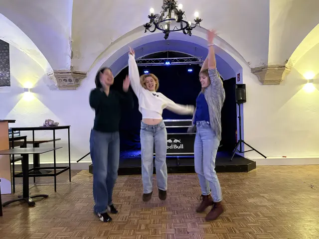 Girlpower und Dracula - ja, das passt: Fahima Rakhmatova, Julia Wozek und Renate Berger. | Foto: Sandra Schütz