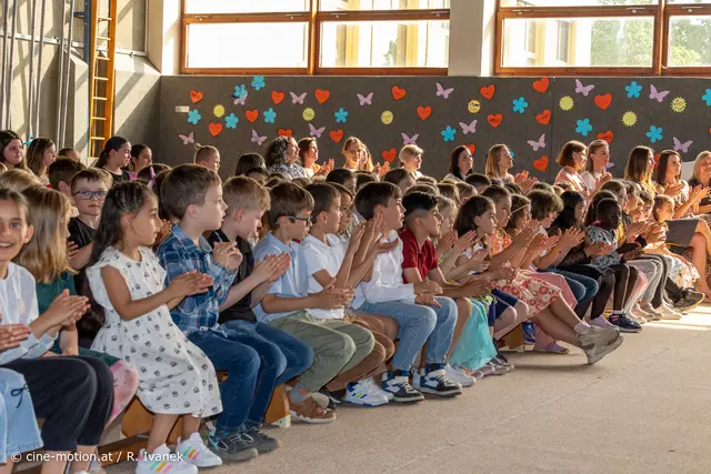 Auf den Turnbänken sitzend, verweilten die Schüler nach Ihren Auftritten. | Foto: cine-motion.at / R. Ivanek