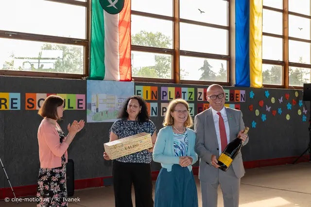 Geburtstagsgeschenke von der Schule für Bürgermeister Thomas Schwab - die Unterschriftenholzkiste u.a. | Foto: cine-motion.at / R. Ivanek