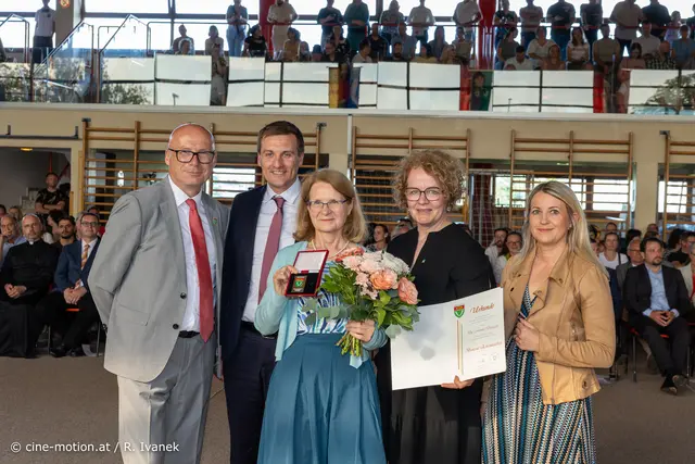 Auszeichnung der Direktorin Monika Defregger mit Urkunde und bronzenem Ehrenzeichen der Gemeinde.
Thomas Schwab, Sven Hergovich, Monika Defregger, Christiane Teschl-Hofmeister und Silvia Kumpan-Takacs (vlnr). | Foto: cine-motion.at / R. Ivanek
