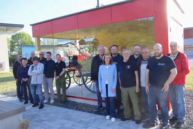 Das Museum in einem Container neben dem Feuerwehrhaus wurde von Vertretungen der Wehr, der Gemeinde und der Baufirmen eröffnet. | Foto: Martin Wurglits