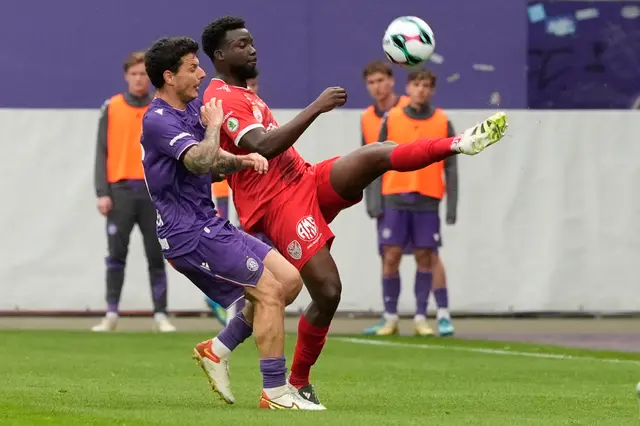 Totaler Einsath: Olivier N'Zi (KSV) gegen Philipp Hosinger (Young Violets), der sein letzten Spiel als Profi bestritt. | Foto: GEPA pictures/Kevin Kada