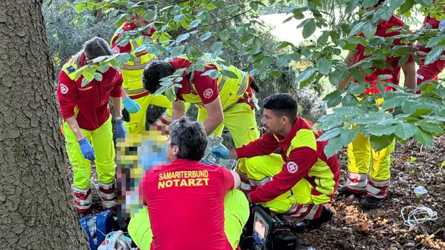Die Sanitäter sowie der Notarzt versorgten die schwer verletzte Person noch an der Unfallstelle.  | Foto: DOKU NÖ