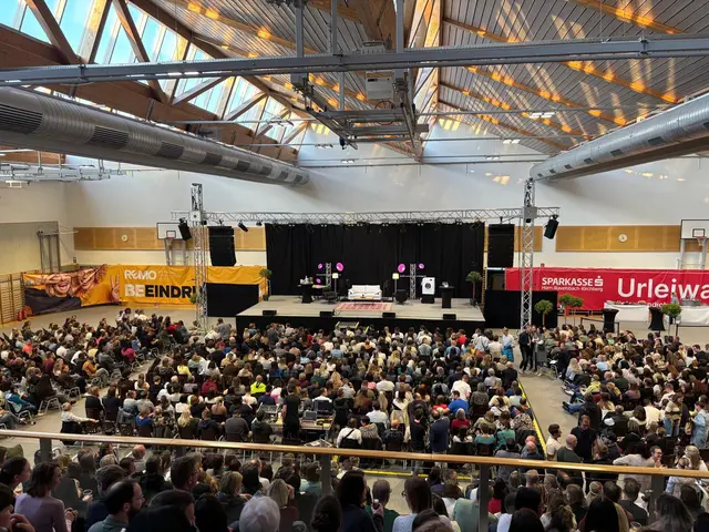 Rund 1.200 Besucher erlebten einen Abend voller Schmäh, spontaner Geschichten und großer Lacher. | Foto: Manuela Danzinger