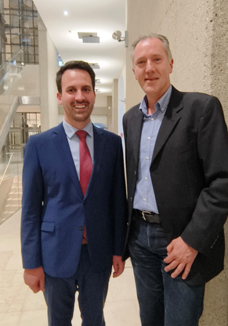 Bildungsminister Christoph Wiederkehr und Prof. Alexander Zirnig, QSK Mittelschule Thörl bei der feierlichen Verleihung in Wien. | Foto: BKA/Tarek Wilde