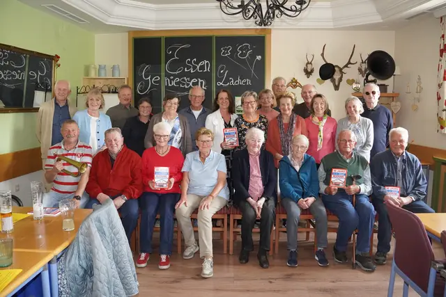 Die Moidramser Seniorinnen und Senioren mit Feuerwehrkommandant außer Dienst Erwin Dörr (sitzend links). | Foto: Erwin Dörr