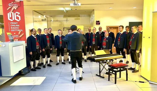 Hatten ein paar schmissige Weisen am Konto: Die Mühlauer Sänger in der RAIKA-Schalterhalle in Lienz