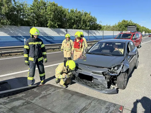 Grund dafür war ein Pkw, der nach einem Unfall fahruntüchtig auf der Donauufer-Autobahn zum Stillstand gekommen war und die Fahrbahn teilweise blockierte. | Foto: Feuerwehr Korneuburg