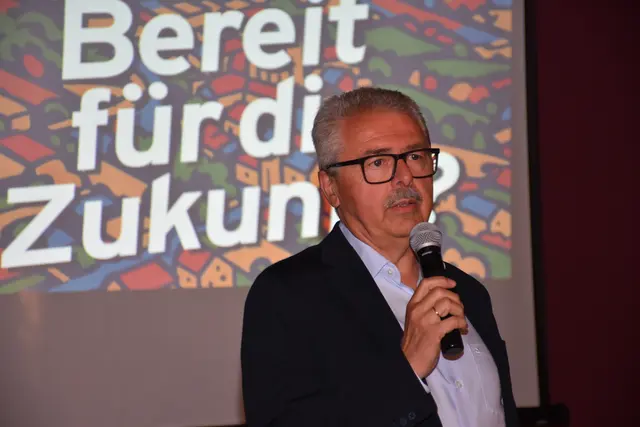 Präsentation Leitbild "Bad Kreuzen 2035" mit Bürgermeister Manfred Nenning im Gasthaus Schiefer, Bad Kreuzen.  | Foto: Robert Zinterhof