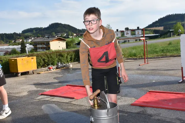 Die FF Jugend Pabneukirchen, betreut von Peter Scherscher und Tobias Hader, bereitet sich intensiv auf den Leistungsbewerb am 13. Juni 2026 in Pabnbeukirchen vor.  | Foto: Zinterhof