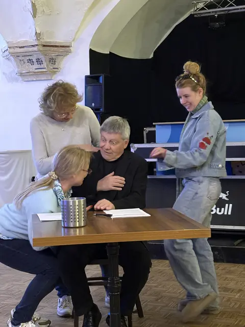 Hui - was macht denn der Herr Pfarrer da für Augen!  | Foto: Sandra Schütz