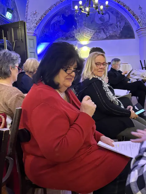 Auf der Bühne Schwester: Johanna Wohlmuth und Gabi Eiserle. | Foto: Sandra Schütz