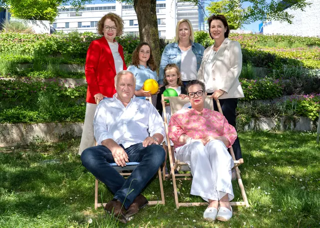 Familien-Landesrätin Christiane Teschl-Hofmeister, Mama Janine Hollaus mit ihren Töchtern Caroline und Theresa, Familienland Niederösterreich GmbH-Geschäftsführerin Barbara Trettler sowie die Großeltern Ernst und Susanne Oberndorfer. | Foto: NLK Filzwieser
