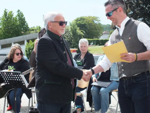 Bei der Übergabe der Ehrenurkunden.  | Foto: Alena Kulman