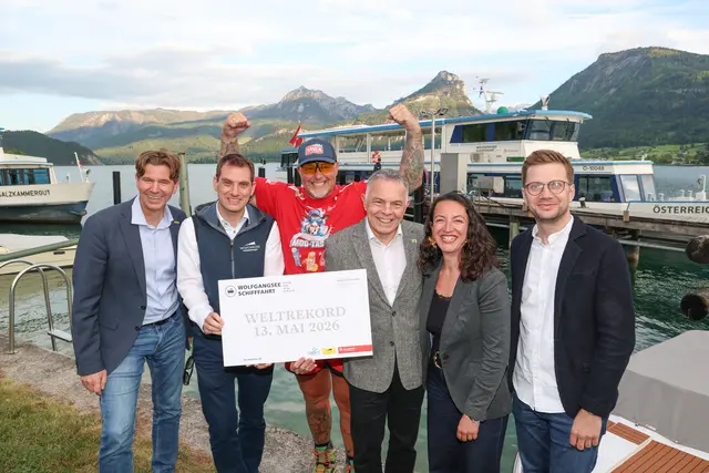 Franz Müllner mit Touristiker/innen des Salzkammerguts: Am Foto v.l.n.r.:
Stefan Brandlehner, Geschäftsführer Tourismusverband Salzkammergut; Patrick De-Bettin, Geschäftsführer Wolfgangsee Tourismus Gesellschaft; Franz Müllner, "The Austrian Rock"; Dr. Rainer Riedl, Obmann Debra Austria; Seda Röder, Destinationsmanagerin St. Wolfgang; Tobias Pürcher, Geschäftsführer Salzburg AG Tourismus GmbH | Foto: Salzburg AG Tourismus GmbH / Neumayr